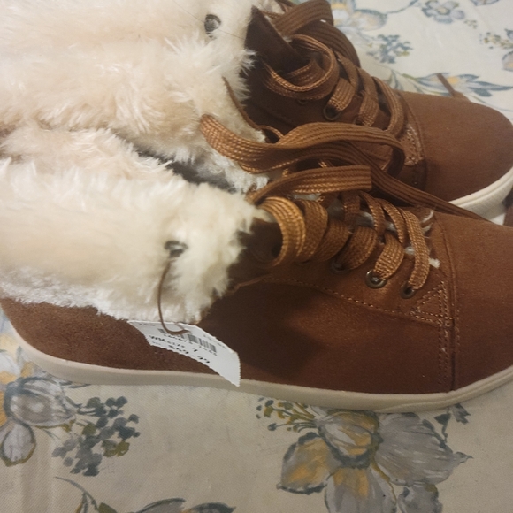 Shoes - Picture 2 of 7